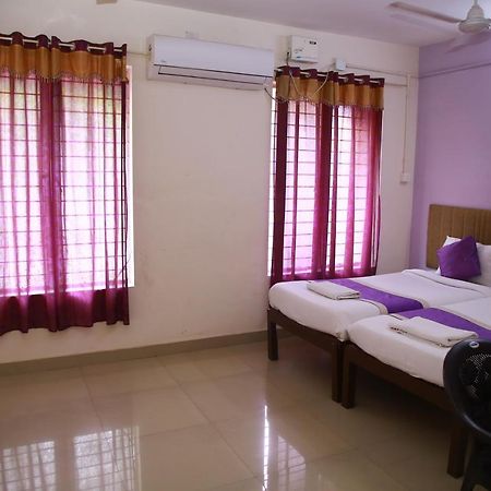 Hotel V bee Plaza Thiruvananthapuram Exterior foto